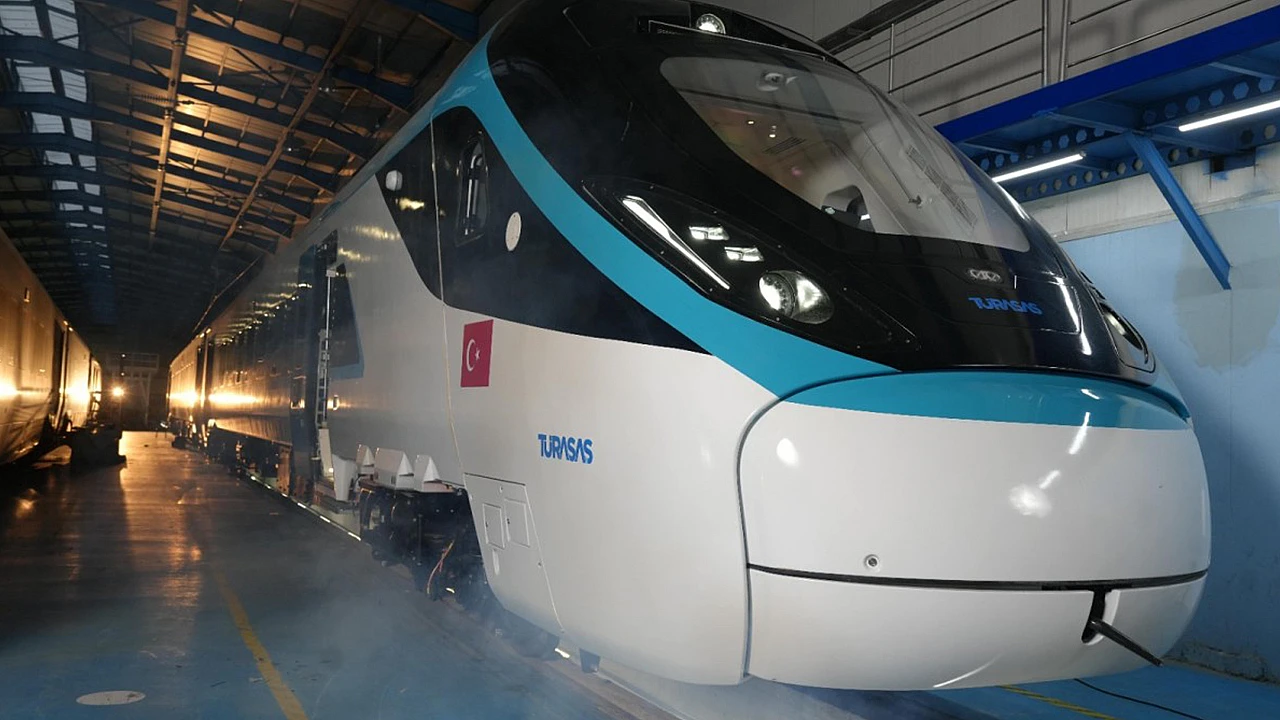 Türkiye’nin İlk Milli Hızlı Treni Cuma Günü Raylara İniyor
