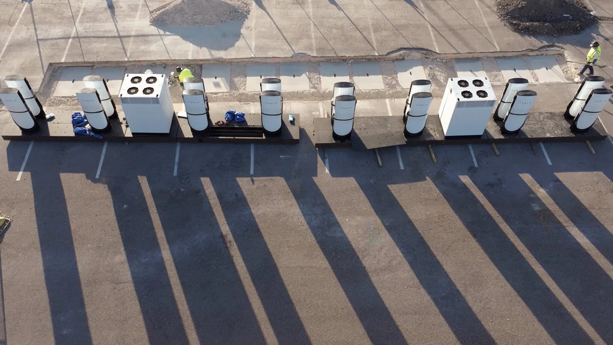 Şarj İstasyonları Taşınabilir Hale mi Geliyor? Tesla Katlanabilir V4 Supercharger Tanıttı